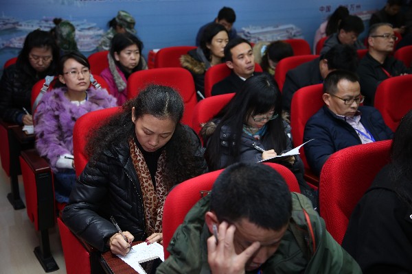 我校老师正认证倾听郭元祥教授基地装备化讲座并做笔记.JPG
