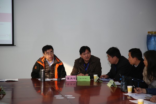 实践基地课程评价策略研究方向会议上我校老师正发表自己的看发.JPG