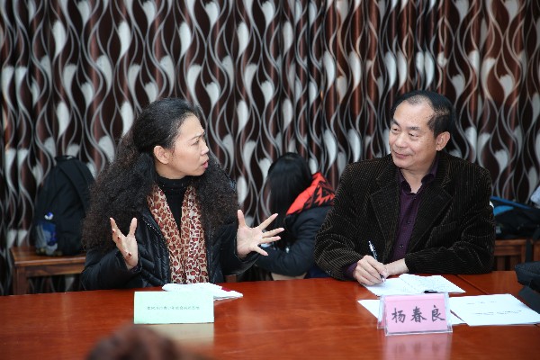 在实践基地推进文化建设策略会议上我校老师就本校情况文化建设问题和杨春良校长进行讨论.JPG