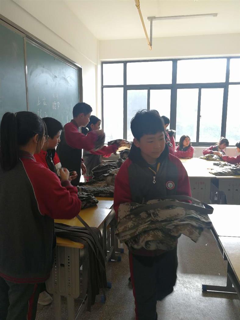 雅畈分发衣物.jpg