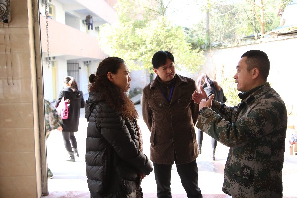茶歇期间我校老师向万州基地教官请教交流.JPG