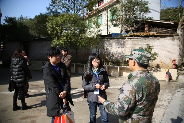 茶歇期间我校老师向万州基地教官请教交流 (2).JPG