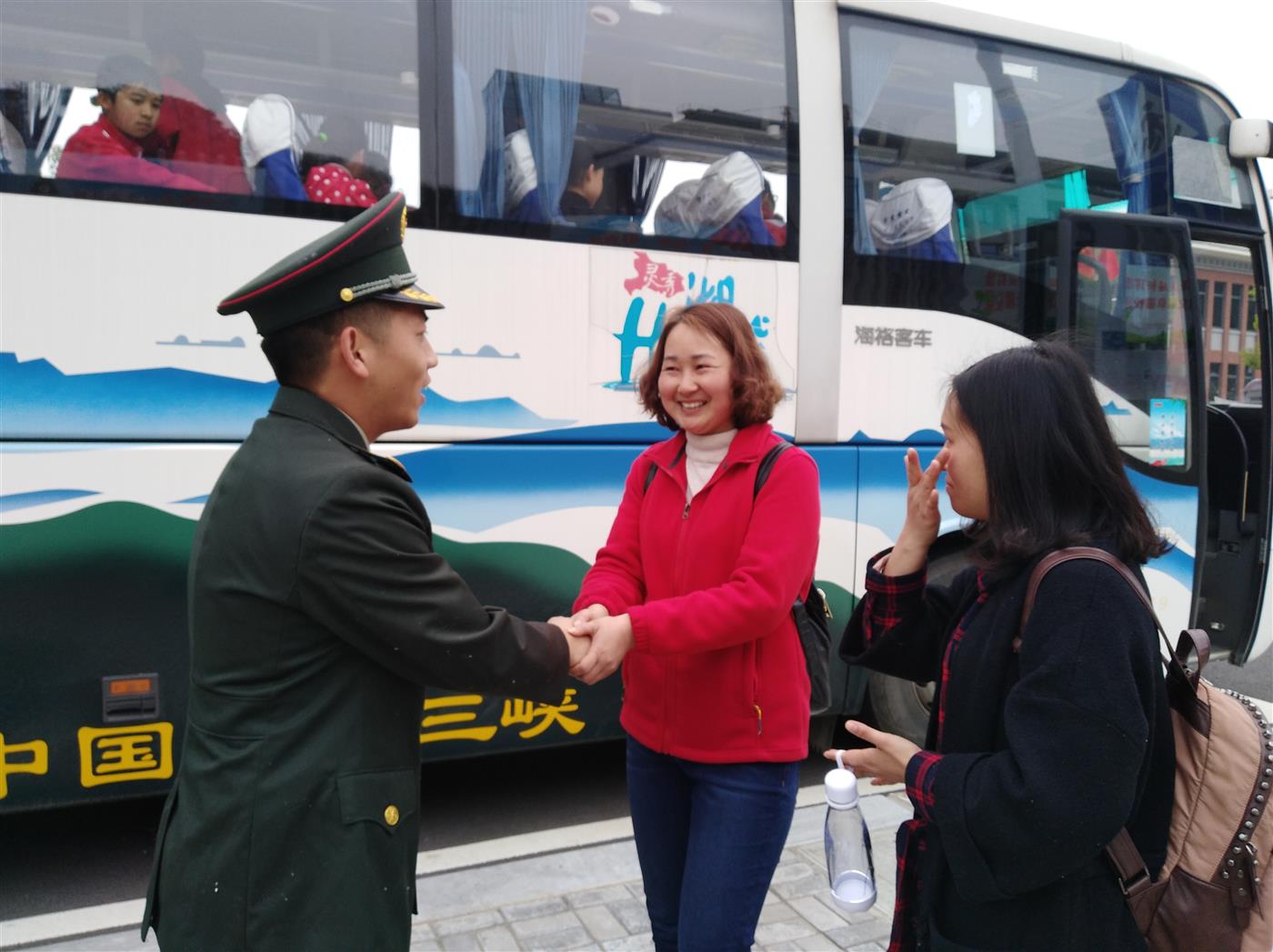 王超老师与班主任和家长依依惜别.jpg