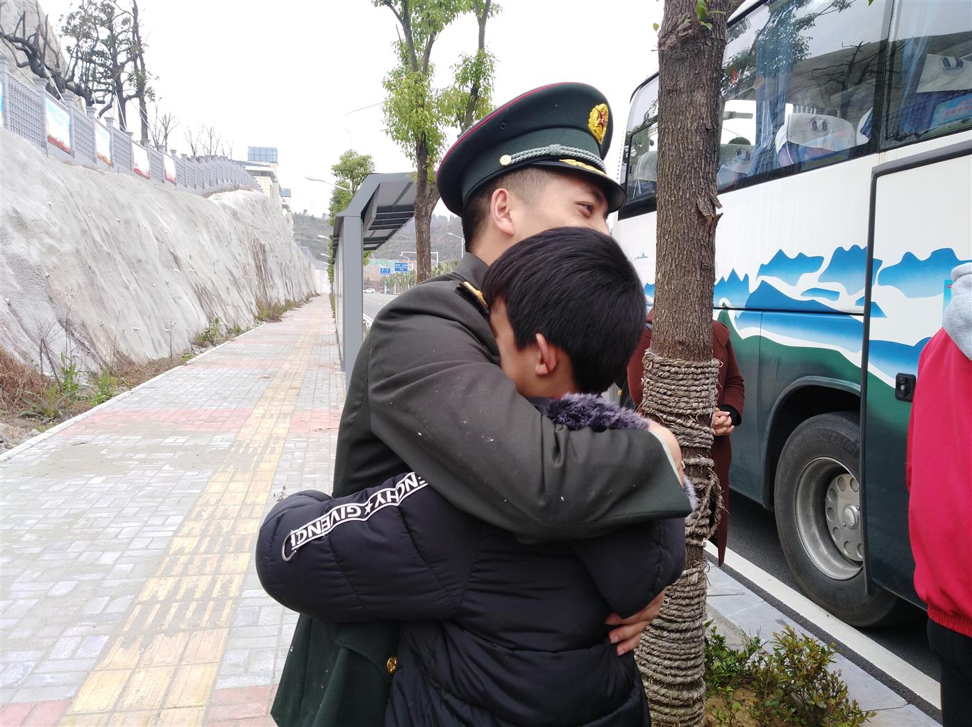 学生舍不得王教官.jpg