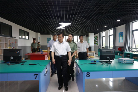 陶厅长在创客教室参观_副本.jpg
